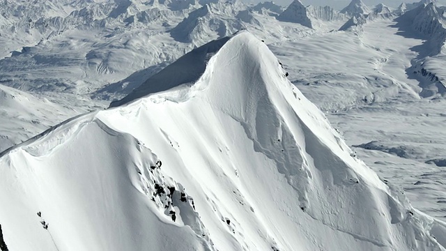 从空中看，滑雪者攀登阿拉斯加山峰视频素材