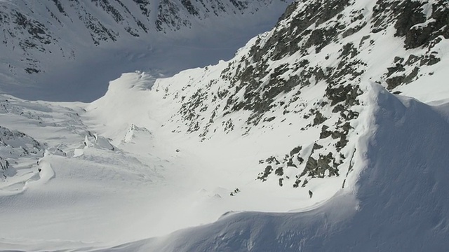 鸟瞰图显示滑雪登山者在阿拉斯加登山视频素材