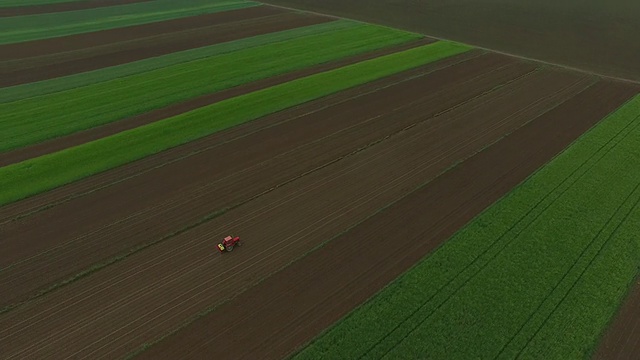 空中拖拉机在田间喷洒视频素材