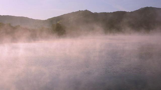 雾蒙蒙的湖视频素材