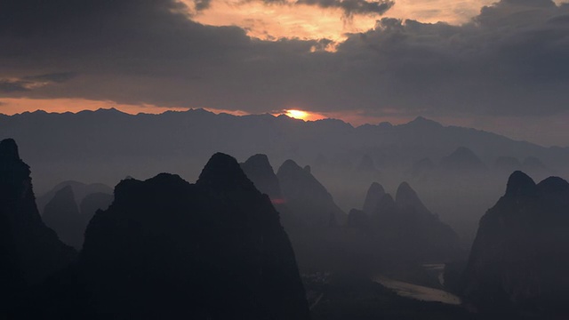 黎明的漓江和山峦视频素材