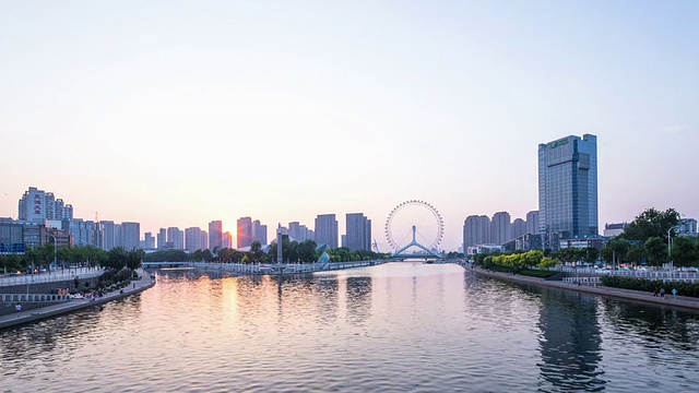 天津河边的天际线和现代建筑，黄昏到夜晚，时光流逝。视频素材