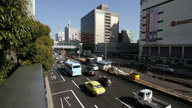 汽车在日本的街道上行驶视频素材