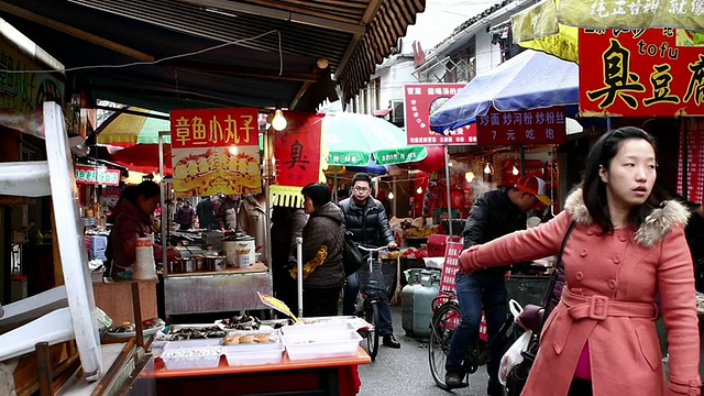 人们走过中国的一个市场视频素材