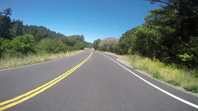 加州北部沿海地区的一条乡村公路，有太平洋和红杉树。视频素材