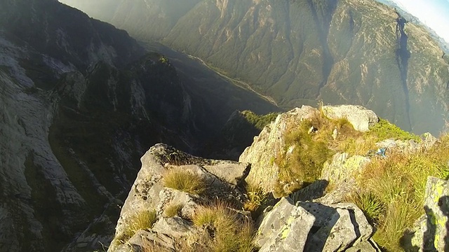 翼装飞行员从山顶降落视频素材