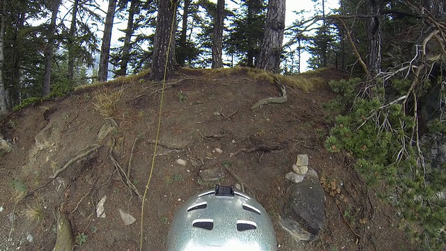 穿着飞行服的飞行员在暴风雨天气下从山顶降落视频素材