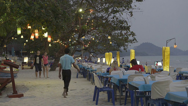 游客晚上在海滩露天餐厅用餐视频素材