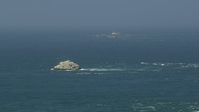 航拍卡斯克茨灯塔/奥尔德尼，海峡群岛视频素材