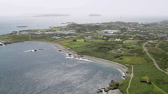 海岸和城市/根西岛，海峡群岛鸟瞰图视频素材