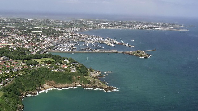 城市和海港/根西岛，海峡群岛鸟瞰图视频素材