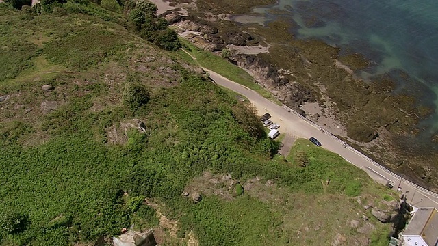 码头和道路/根西岛，海峡群岛的WS空中ZI视图视频素材