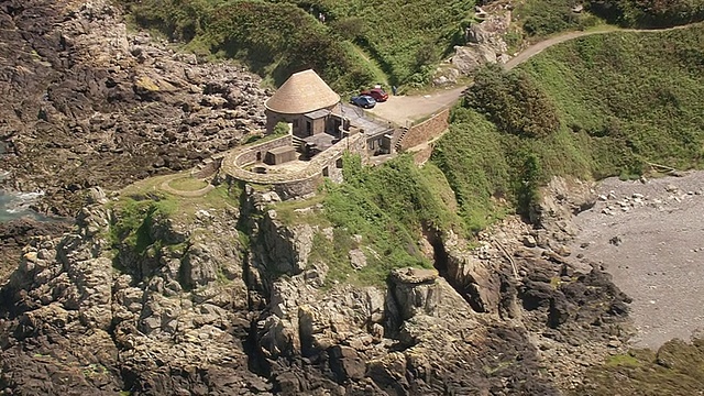 WS AERIAL ZI拍摄的海岸/根西岛，海峡群岛视频素材