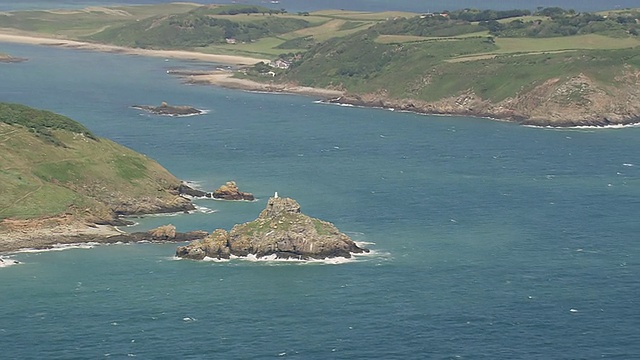 WS AERIAL ZO灯塔和大海/根西岛，海峡群岛视频素材