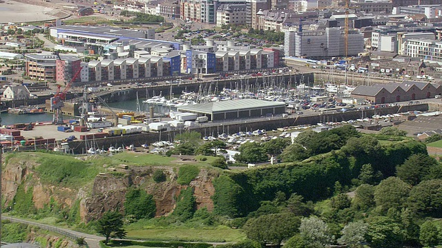 WS AERIAL DS海港和市中心/根西岛，海峡群岛视频素材