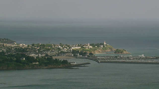 WS鸟瞰图镇附近海岸/布列塔尼，海峡群岛视频素材