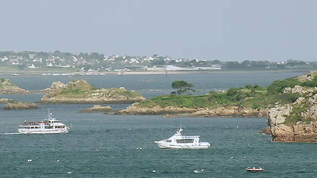 在海峡群岛布列塔尼岛，一艘渡船在海上行驶视频素材