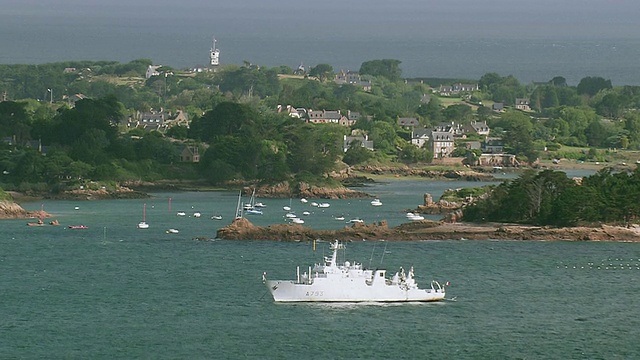 航拍的船向前移动在Ile De Brehat / Brittany，海峡群岛的海上视频素材