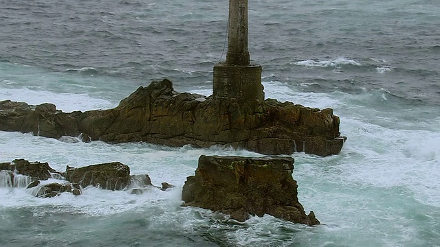 MS AERIAL DS海浪撞击岩石的照片/法国布列塔尼视频素材