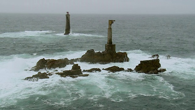 灯塔和海浪撞击岩石的照片/布列塔尼，法国视频素材