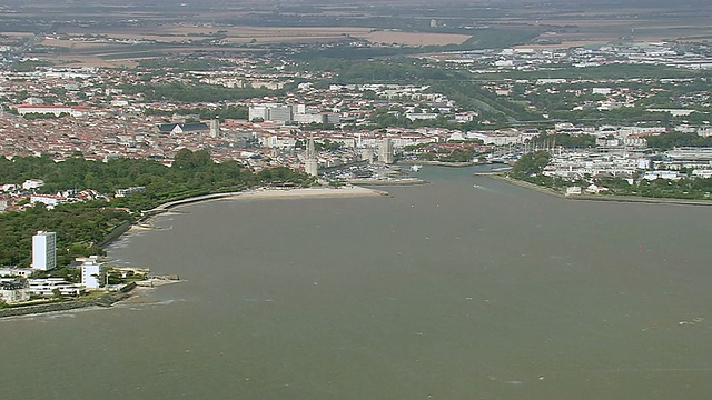 La Rochelle / Poitou Charentes的城市和海岸鸟瞰图，法国视频素材