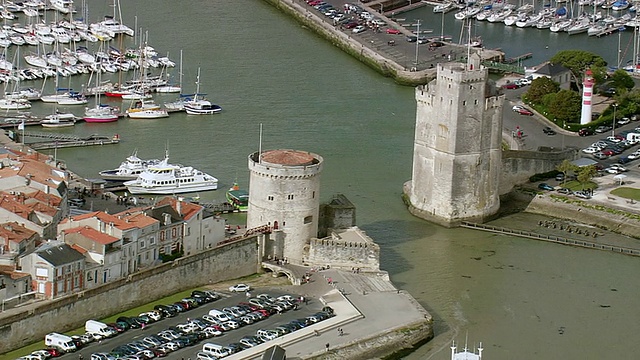 La Rochelle / Poitou Charentes港口塔的MS航拍，法国视频素材