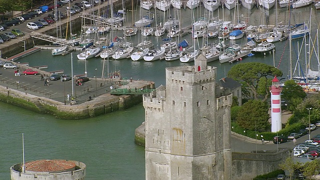 La Rochelle / Poitou Charentes港口塔的MS航拍，法国视频素材