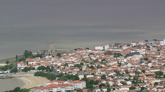 法国，La Rochelle (Angoulins) / Poitou Charentes南部屋顶的WS鸟瞰图视频素材