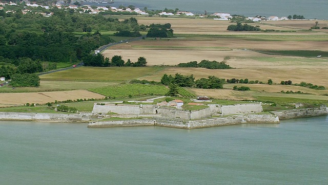 海岸和农场地区的WS鸟瞰图/ Poitou Charentes，法国视频素材