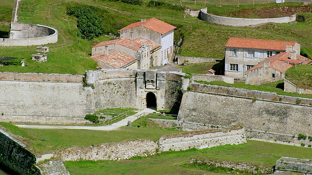 MS航拍fort at Ile De Re和La Rochelle / Poitou Charentes，法国视频素材