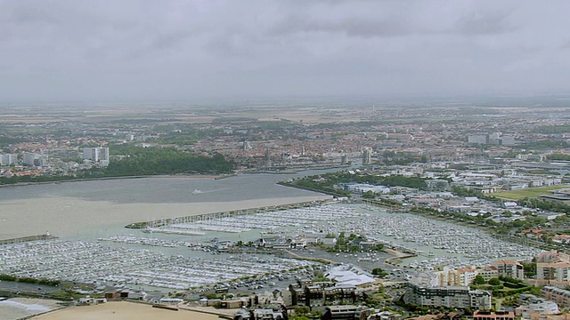 从空中俯瞰港口和小镇，Ile De Re和La Rochelle / Poitou Charentes，法国视频素材