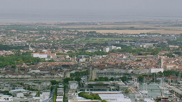 La Rochelle / Poitou Charentes的WS鸟瞰图，法国视频素材