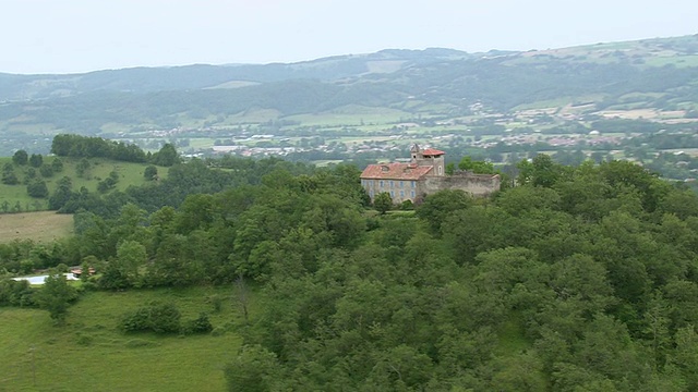 MS AERIAL TS Castelbiague小镇/米迪比利牛斯，法国视频素材