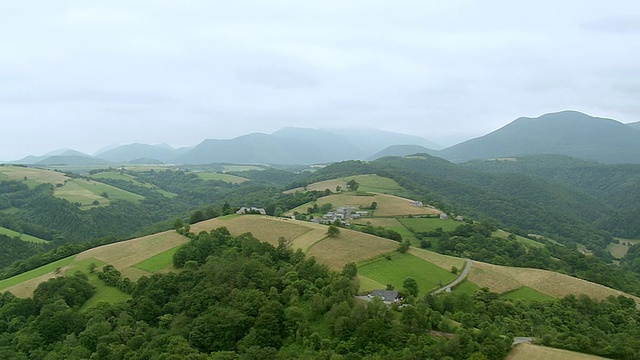 法国米迪比利牛斯山脉上风景如画的WS AERIAL Lahitte小镇视频素材