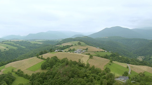 法国风景/米迪比利牛斯的空中拉希特小镇和田野视频素材