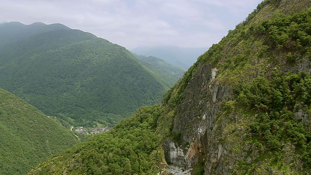 WS空中景观和山脉/米迪比利牛斯，法国视频素材