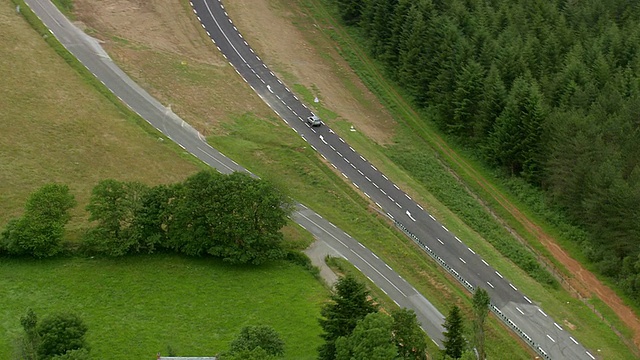 风景/米迪比利牛斯公路上的WS AERIAL TS汽车视频素材