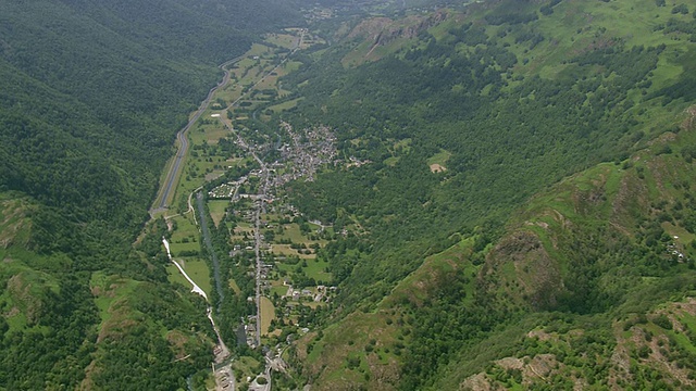 法国米迪比利牛斯山区的空中梅勒斯城视频素材