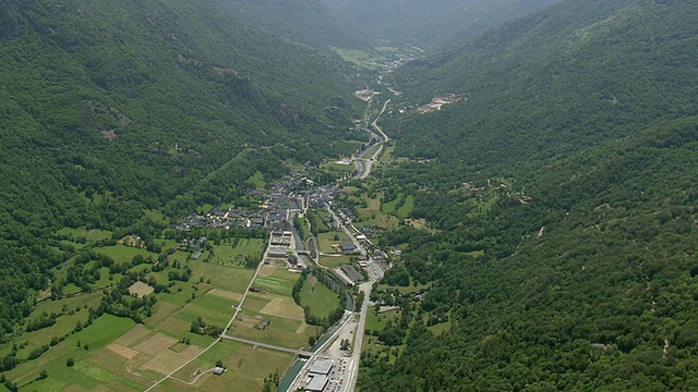 法国米迪比利牛斯山区的空中梅勒斯城视频素材