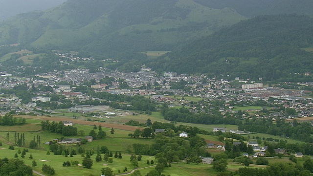 WS AERIAL Pouzac City with mountains / Midi Pyrenees，法国视频素材