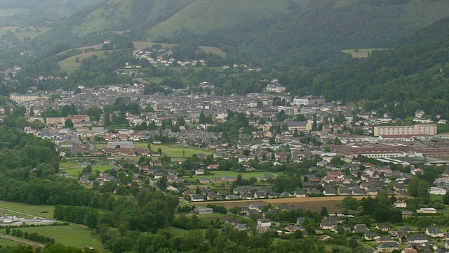 MS AERIAL Pouzac City with mountains / Midi Pyrenees，法国视频素材