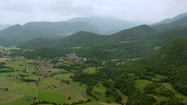 MS AERIAL Saint Bertrand De commges城市景观/法国比利牛斯山脉视频素材