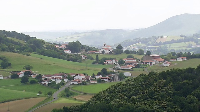 法国比利牛斯山区村庄的WS航拍照片视频素材