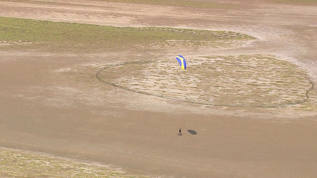 法国朗格多克鲁西永附近海滩滑翔伞点的WS AERIAL TS视图视频素材