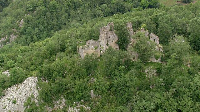 Pau和Chateau在山上的MS航拍/阿基坦，法国视频素材