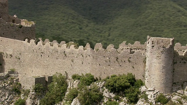 Puilaurens Cathar Castle with forest / Languedoc Roussillon，法国，WS AERIAL TS ZI景观视频素材