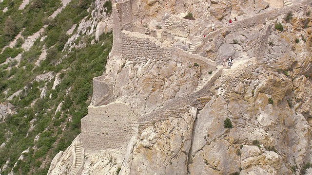 图为法国朗格多克鲁西永Duilhac-sous-Peyrepertuse /朗格多克鲁西永山上的堡垒视频素材