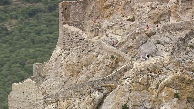 这是法国Duilhac-sous-Peyrepertuse /朗格多克鲁西永(Languedoc Roussillon)山区堡垒上的人们视频素材