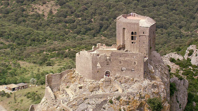 这是法国Duilhac-sous-Peyrepertuse /朗格多克鲁西永(Languedoc Roussillon)山区堡垒上的人们视频素材