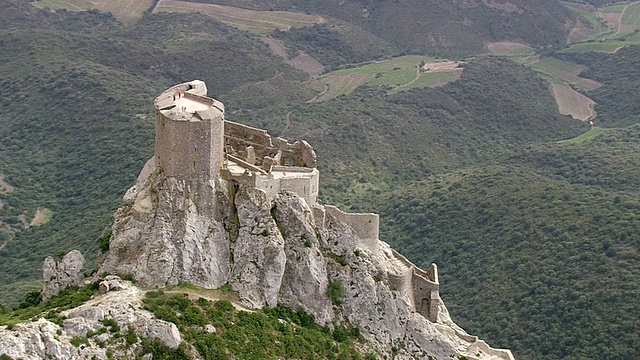 这是法国Duilhac-sous-Peyrepertuse /朗格多克鲁西永(Languedoc Roussillon)山区堡垒上的人们视频素材